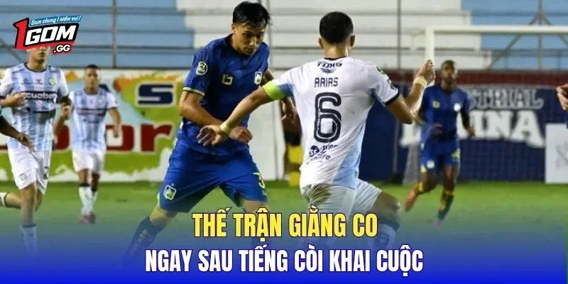 Thế trận giằng co ngay sau tiếng còi khai cuộc